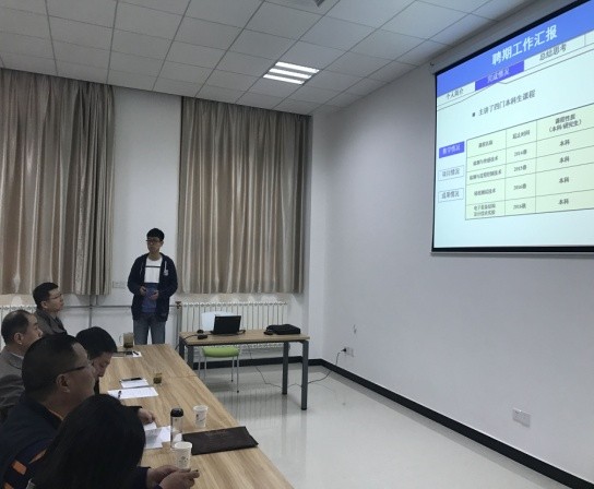 偷拍
组织新进教师进行首聘期满述职汇报