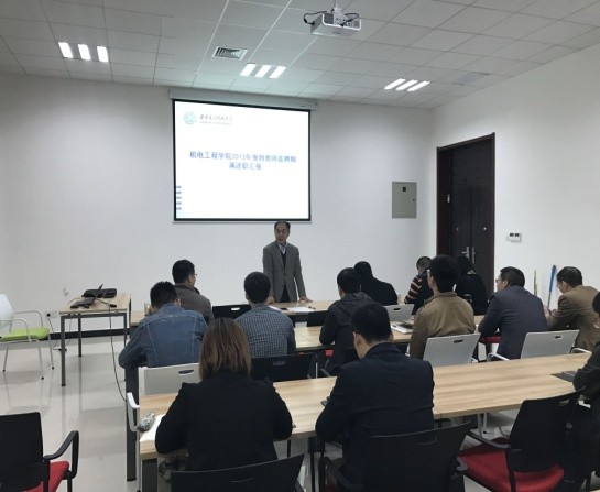偷拍
组织新进教师进行首聘期满述职汇报
